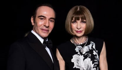 El diseñador John Galliano y Anna Wintour, editora de la edición estadounidense de 'Vogue' .
