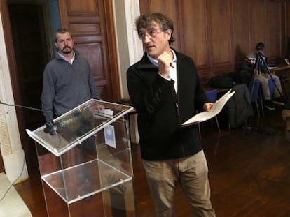 Josu Ruiz (en primer término), portavoz de Bildu en San Sebastián, antes de su comparecencia junto al delegado de Hacienda, Jabi Vitoria.