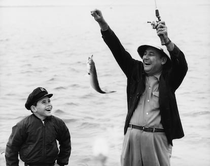 Un padre y su hijo pescando década de 1950-60