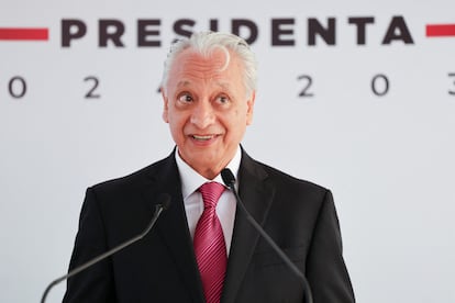 El Dr. Víctor Rodríguez, próximo director de Petróleos Mexicanos, habla durante la conferencia de prensa de este lunes, en Ciudad de México.