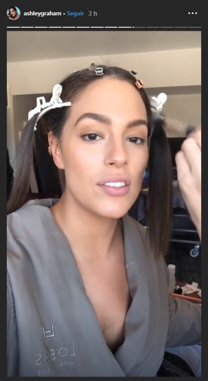 O modelo Ashley Graham, fazendo cabelo e maquiagem antes da premiação