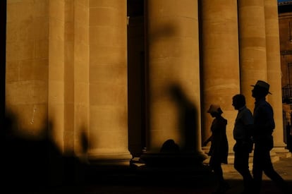 Las sombras de unos turistas caen sobre las columnas de la Catedral de Pamplona, España.