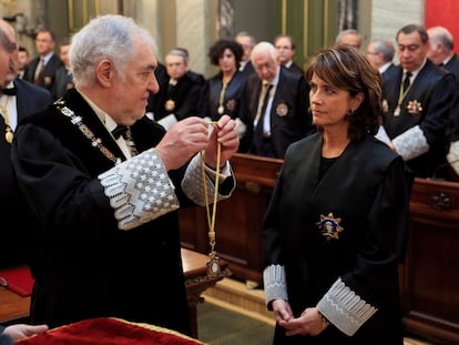 Dolores Delgado, durante el acto de su toma de posesión como fiscal general del Estado, acompañada por Cándido Conde-Pumpido.