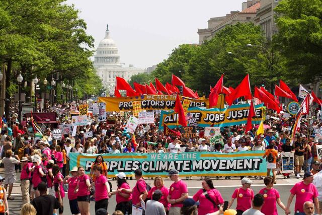 Miles de personas salen a la calle en Washington en defensa del clima ...