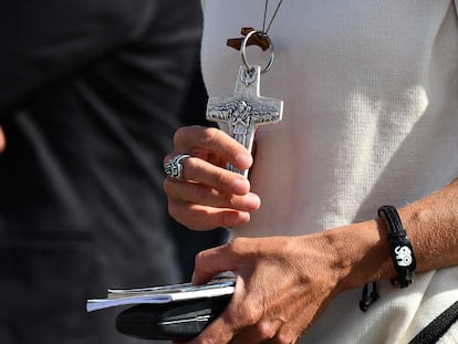 Mulher segura crucifixo durante a oração do Angelus conduzida pelo papa Francisco em 25 de outubro na praça de São Pedro (Vaticano).