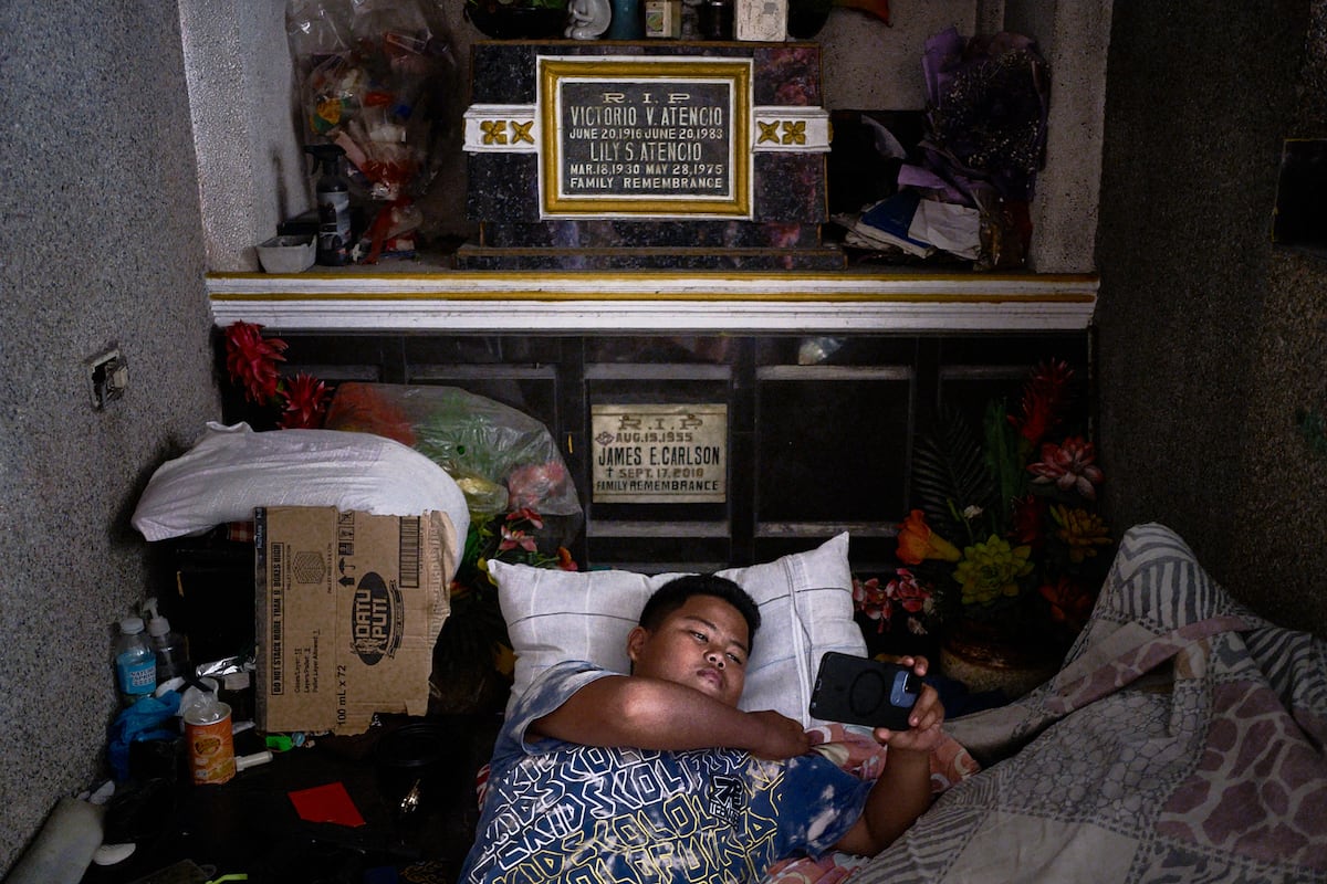 La vida y la muerte conviven en los cementerios de Manila