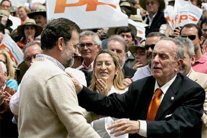 Manuel Fraga, a la derecha, saluda a Mariano Rajoy en la romería del PP en el Monte do Gozo.
EFE