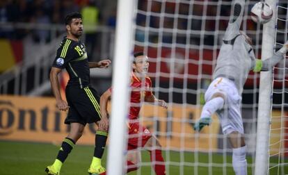Costa observa cómo entra el gol de Mata.