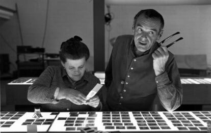 Ray y Charles Eames, escogiendo diapositivas para una exposición, en 1968.