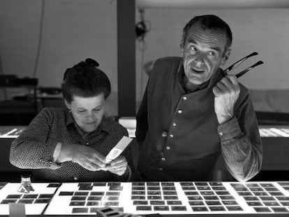 Ray y Charles Eames, escogiendo diapositivas para una exposici&oacute;n, en 1968.