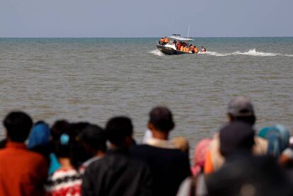 Un equipo de rescate, en una barca cerca de la zona donde se ha estrellado el avión de la compañía Lion Air, en la costa de Java (Indonesia).