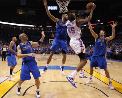 Kevin Durant entra a canasta durante el partido entre Oklahoma y Dallas.