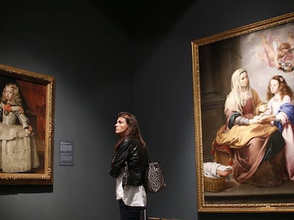 Una mujer ante 'La infanta Margarita de blanco', de Velázquez, en Sevilla. A su derecha, 'Santa Ana enseñando a leer a la Virgen', de Murillo