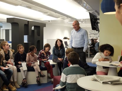 El director de EL PAÍS, Antonio Caño, charla con los escolares que han visitado la redacción con motivo del Día Universal del Niño. Varios de ellos son familiares de trabajadores de distintos departamentos del periódico. En la reunión inicial se repartieron tareas: unos se convirtieron en escritores; otros, en ilustradores, y los autores de las fotografías de esta galería prefirieron retratar a su paso aquello que fueron viendo. Las imágenes han sido tomadas por Hugo Pérez, Belén Montiel, Sofía Martín, Julia Martín, Nicolás Caño y Saúl Ruiz. Ellos han escrito los pies.