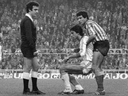 José María Enríquez Negreira (left) refereeing a game between Sevilla and Betis during the 1981-82 Liga season.