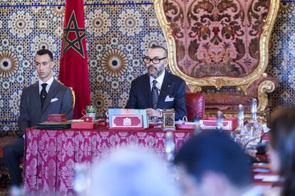 El rey de Marruecos, Mohamed VI, acompañado del príncipe heredero, Moulay El Hassan, en el palacio real en Rabat, en mayo de 2023. 