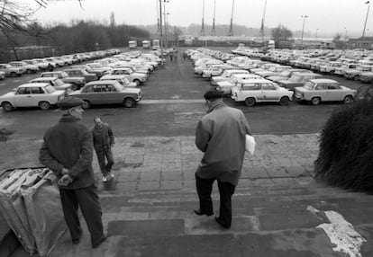 Coches Trabant en Rostock, en la antigua RDA, en 1990.