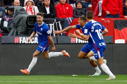 Yeray celebra su gol con sus compañeros este domingo en el partido ante el Sevilla.