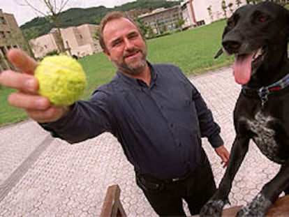 Mikel Olaciregui, con su perra, que se llama Beulah en honor de la actriz Beulah Bondi.