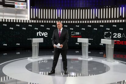 El presentador del debate de RTVE, Xabier Fortes, en el plató.