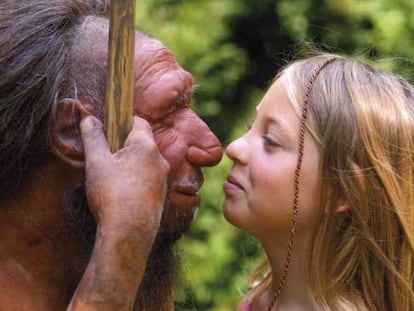 Una niña observa una figura que recrea la fisonomía atribuida al hombre de neandertal.