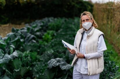 Ana Piñol posa con sus papeles a la entrada de Argavieso. Nunca se imaginó que se enfrentaría a una pandemia desde los consultorios de siete pueblos de Huesca, pero lo ha hecho igual que los miles de compañeros que no han dejado de atender a sus pacientes en los núcleos más pequeños de España. Algunos de ellos, han perdido la vida, luchando contra un enemigo silencioso del que no se sabía nada. “Muchos de mis pacientes ahora necesitan, como mínimo, hablar de lo que han vivido”, asegura la doctora.