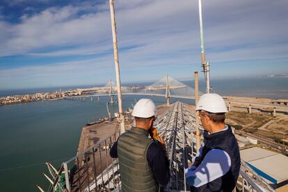 Endesa conecta los nuevos cables de alta tensión de las Torres de Cádiz.