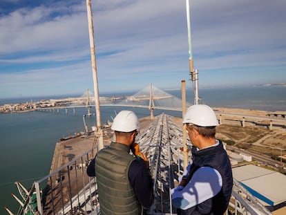 Endesa conecta los nuevos cables de alta tensión de las Torres de Cádiz.