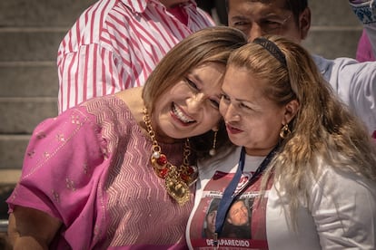 Xóchitl Gálvez y Cecilia Flores, madre buscadora de Sonora. 