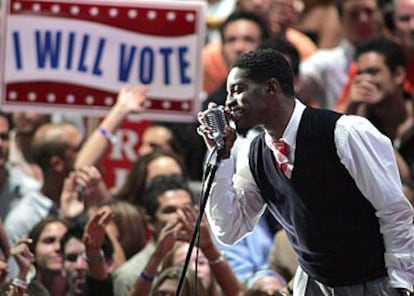 André 3000, cantante de OutKast, delante de un cartel en el que invita a votar en las próximas elecciones en EE UU.