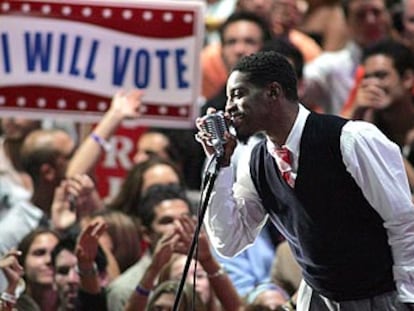 André 3000, cantante de OutKast, delante de un cartel en el que invita a votar en las próximas elecciones en EE UU.