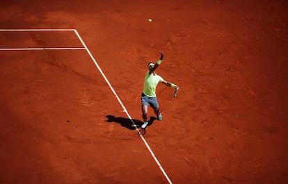 Nadal sirve durante las semifinales del viernes contra Roger Federer en la central de París.
