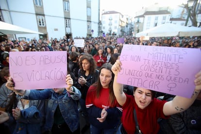 Carteles contra la sentencia de La Manada durante la manifestación en Santiago de Compostela, en 2018.