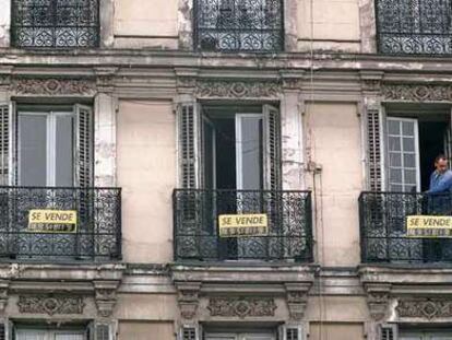 Carteles de venta de viviendas en el centro de Madrid.