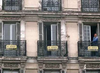 Carteles de <i>se vende</i> en un edificio de viviendas del centro de Madrid.