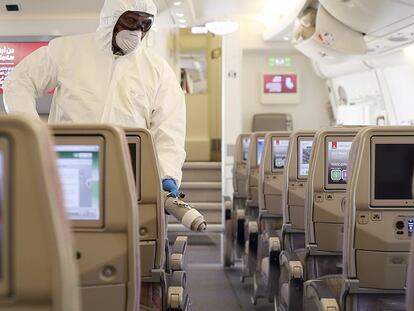 Inspeção em avião da Emirates.