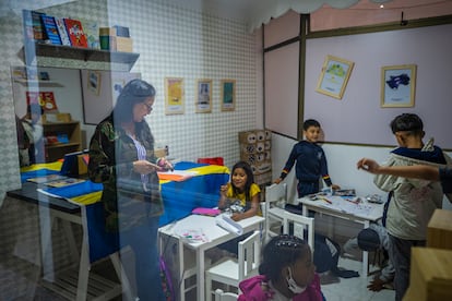 Deliana (de amarillo), nieta de Marelvis, espera con otros niños mientras su abuela toma una clase en el salón contiguo.