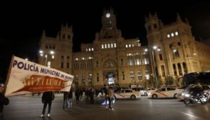 Protesta de policías municipales poco antes del encendido de las luces.