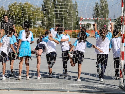 Clases de Educación Física con un grupo de primaria del CEIP Mª Teresa de Calcuta de Parla (Madrid).