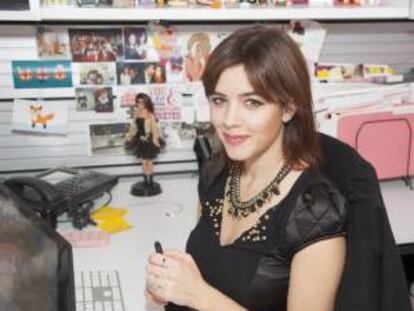 Cuando Neysa Bové emigró de España a EE.UU. era una niña que cargaba con sus tres Barbies en la maleta y hoy, como diseñadora de moda profesional, crea nuevos vestuarios para la icónica muñeca de la empresa Mattel.