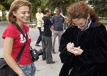 Silvia Marsó y la fotógrafa Rosa Blanco intercambian direcciones y teléfonos en Segovia.