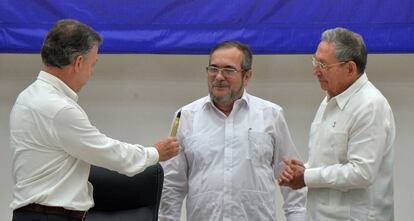 Desde la izquierda, Juan Manuel Santos, Timochenko y Raúl Castro.