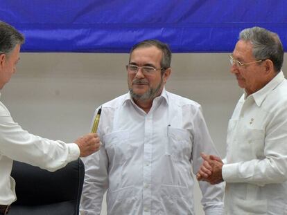 Desde la izquierda, Juan Manuel Santos, Timochenko y Ra&uacute;l Castro.