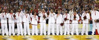 Los españoles, en el podio con las medallas de plata. De izquierda a derecha: Garbajosa, Mumbrú, Marc Gasol, Berni, Raúl López, Jiménez, Felipe Reyes, Calderón, Navarro, Ricky Rubio, Rudy y Pau Gasol.