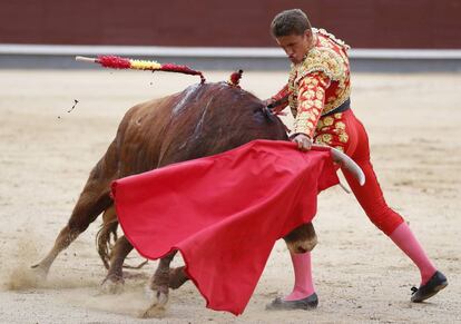 El novillero Diego Carretero durante la faena a su primer novillo, en la Feria de San Isidro.