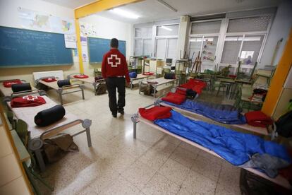 Un voluntario de la Cruz Roja acondiciona el colegio Virgen del la Puerta de Orihuela donde serán realojados cuatro vecinos que ha tenido que ser desalojados por las inundaciones ocasionadas por el desbordamiento del río Segura, el 19 de diciembre de 2016.