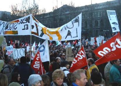 En un ambiente festivo, la enorme alfombra humana en que se transformó la protesta estuvo formada por personas de todas las edades que portaban pancartas donde se podía leer lemas como "Aznar, si quieres petróleo, vete a recoger chapapote", "Bush, capullo, el mundo no es tuyo" o "Aznar, gilipollas, te vamos a dar dos yoyas". Mucha otra gente coreó consignas como "Esto nos pasa por un gobierno facha" o "¿Petróleo bigotes? recoge chapapote".