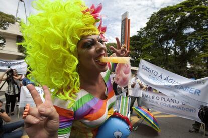 Manifestante em frente ao Pal&aacute;cio dos Bandeirantes, no dia 26.