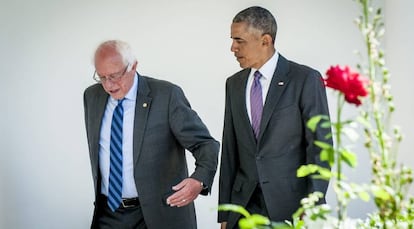 O presidente Barack Obama (dir.) caminha ao lado de Bernie Sanders em direção ao Salão Oval.