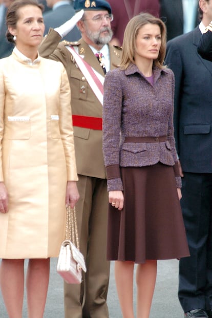 En 2004, cinco meses despus de su boda, Letizia se estren en el desfile de las Fuerzas Armadas con un conjunto formado por chaqueta de tweed y falda evas.?